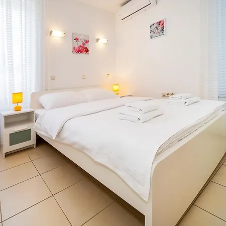 Olivella With Terrace Apartment Baska (Krk)